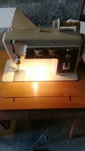 Machine à coudre SINGER 706