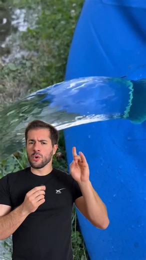 Vittorio Baraldi | Divulgatore Spaziale on Instagram: "Hai mai visto l’acqua immobile? 🚰 È un fenomeno noto come “flusso laminare”. Il flusso laminare è un regime in cui un fluido scorre in modo estremamente ordinato: invece di creare vortici e turbolenze, le particelle si muovono in “strati” paralleli che scorrono l’uno sull’altro senza mescolarsi in modo caotico. Questo succede quando la viscosità, cioè l’attrito interno del fluido, riesce a “tenere in riga” il moto, smorzando le piccole pert