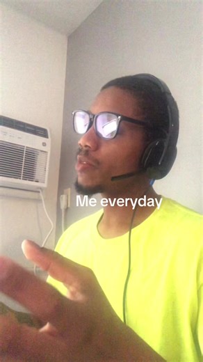 Life in a Call Center: Daily Experiences Unpacked