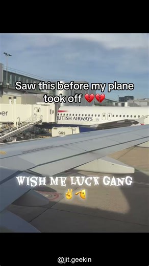 jit.geekin on Instagram: "在日本，研究人员正利用智能人行道将日常活动转化为清洁能源⚡。这些道路内嵌特殊的压电材料，可以从行人的脚步中收集动能。当人们行走、奔跑或跳跃时，路面会轻微变形，从而产生机械压力。压电晶体将这种压力转化为电能🔋。这些能量可用于照亮路灯、为公共显示屏供电，甚至监测行人流量。这种技术不仅减少了能源浪费，还展示了未来城市的无限可能🌍。在东京、京都等城市的试验区，人们的每一步都在为绿色地球贡献力量💚。科技让生活更环保，也让每一个脚步更有意义✨"