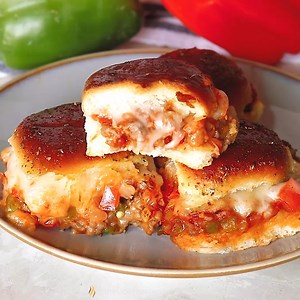 Making Italian Sausage and Pepper Sliders is the easiest way to satisfy a hungry group! | The Slow Roasted Italian