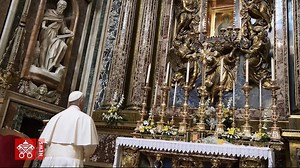 Comme chaque année au Vatican, le mois de Marie se conclue ce jeudi 31 mai à 20 heures par une procession aux flambeaux jusqu’à la « Grotte de Lourdes » des Jardins pontificaux et par la prière du chapelet récité par les employés du Vatican. | Vatican News