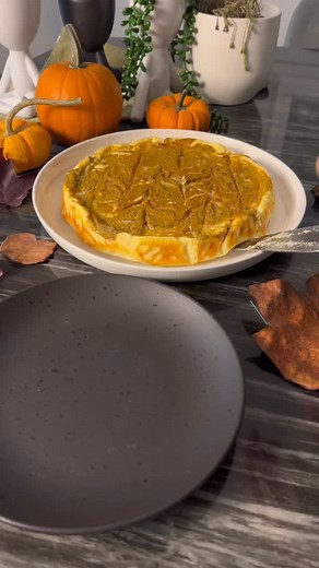 A slice of pumpkin cheesecake with over 20g of protein and around 150 calories that’s refined sugar free AND delicious!?! I know, your pinching im yourself to make sure this is real. It is, and you’ll LOVE IT! See the recipe below and follow @2explorewellness for more healthy and delicious recipes! Want it sent to your inbox? Comment RECIPE . . . INGREDIENTS 1 24oz low fat container cottage cheese 3 eggs 3 scoops (3/4 cup) vanilla protein powder 1/8 cup stevia or sweetener of choice Tsp vanilla 