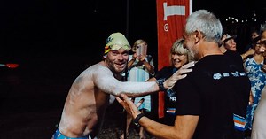 Gelukt! Ultrasporter Matthieu Bonne (29) breekt record non-stop openwaterzwemmen