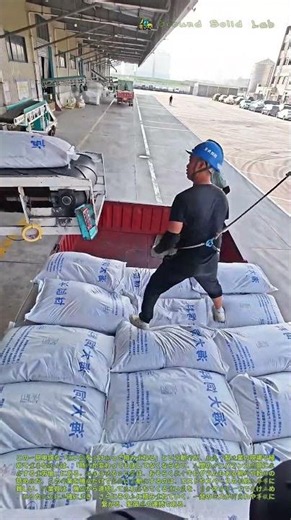 ⚓ 白い袋を積み上げる：物流の最前線で繰り返される重労働