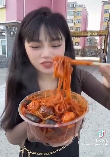 chinois qui mange #chinafood #nourriturechinoise #tiktok