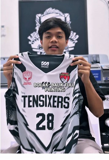Ini adalah satu jersey yang dirancang dengan dua sisi yang dapat dikenakan, di mana setiap sisi memiliki desainnya sendiri. Dengan teknologi full-printing, kedua sisi jersey ini dapat dicetak secara penuh, memungkinkan Anda memiliki dua tampilan yang benar-benar berbeda dalam satu pakaian. Satu jersey, dua tampilan! Sangat cocok untuk pertandingan kandang (home) dan tandang (away), atau untuk membedakan tim saat latihan dengan dua skema warna berbeda. Walker Apparel siap membantu tim Anda mencip