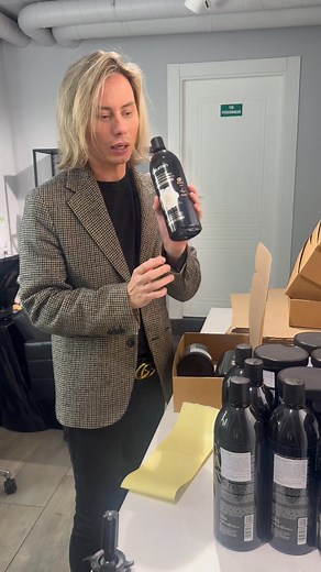 Pupos dalinuosi! Jei riebios šaknys o plauku galai sausi😇. Įsigyti spauskit ant šios nuorodos https://azuolashop.lt/product/sampunas-su-aktyvia-anglimi-ir-kamelijos-ekstraktu-urban-blumin-1000-ml-dovana/?cgkit_search_word=blumin | Azuolas Misiukevicius