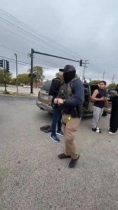 203K views · 3.5K reactions | Hieloen ELGIN por la LARKIN AVE detubieron a 2 personas y un menor de 17 años pero gracias a esta valiente mujer paso esto | Walter Pascual | Facebook