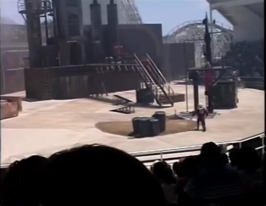 Do you remember the Batman Stunt Show at the amphitheater in Southwest Territory? Go back to 1993 and watch a clip of the stunt show with American Eagle racing in the background. | Six Flags Great America Junkies