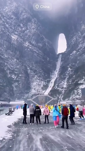 MODERN ARCHITECT on Instagram: "Tianmen Mountain, located in Zhangjiajie, China, is home to the breathtaking natural arch known as Heaven’s Gate. This magnificent rock formation, standing 130 meters tall, is a true wonder of nature. 🪨Visitors can ascend via the world’s longest cable car or brave the thrilling 99 bends of Tongtian Road. The mountain also features a glass walkway that offers unparalleled views of the stunning landscape below. A blend of natural beauty and human ingenuity, Tianmen