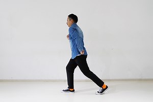 「ランニングマン」の動きを1ステップごとに解説！初心者もできる超簡単なコツも | Dews (デュース)