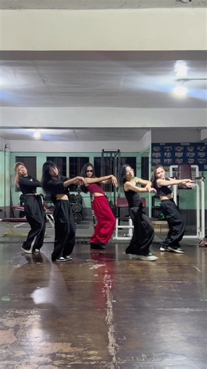 Celebrating Happy Maki Day with Jennie's Dance Break!