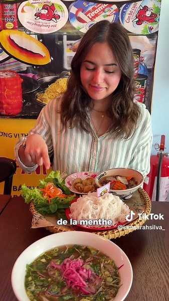 Mon plat préféré du Vietnam est enfin à Montpellier 🇻🇳✨ L'année dernière, je suis partie au Vietnam et j'ai eu un vrai coup de foudre pour la street food et SURTOUT le bún chả 🥰 Depuis, je le cherchais partout à Montpellier… et je l'ai enfin trouvé chez Cuisine S ✨ Ils proposent même le combo Bún Chả Obama : bún chả, nems croustillants, bière fraîche, exactement celui que le président américain a dégusté à Hanoï 🇺🇸 Et si vous voulez explorer encore plus la cuisine viet, ils ont aussi le phở
