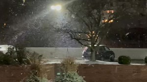 First flakes are flying! ❄️ Snow is falling in Cincinnati, and is beginning to accumulate on elevated surfaces! More to come during Monday morning’s commute: https://www.wlwt.com/article/cincinnati-first-snow-november-tracking-system-winter-weather/69297867 | WLWT