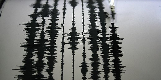 What are the types of faults and how do they relate to earthquakes?
