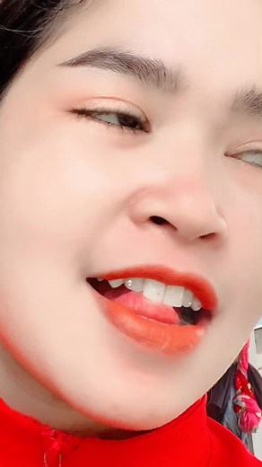 Bright Orange Lipstick Close-Up Tutorial