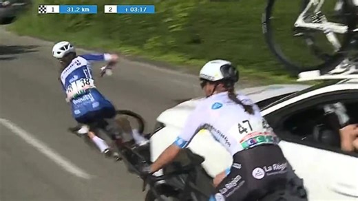 Car hits cyclist during Championnats de Cyclisme de l'Avenir race