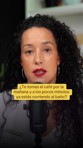 ¿Te tomas el café por la mañana y a los pocos minutos ya estás corriendo al baño? 😅 No eres solo tú, y no es lo que piensas. Casi todo el mundo cree que es la cafeína. Pues no. Los verdaderos responsables son una hormona llamada gastrina y un reflejo natural de tu cuerpo, el gastrocólico, que le dice a tu colon: “haz sitio, que viene comida”. ¿Y quién dispara esa señal? Los compuestos ácidos y los polifenoles del café, no la cafeína. Por eso, si eres sensible, el descafeinado te hace prácticame