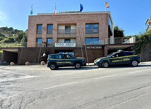 Elba, la Finanza in Comune a Capoliveri: sotto sequestro 7 immobili, uno è sulla spiaggia di Zuccale – Video