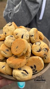 Mini cookies 🍪 , crocantes, chocolatosas y más fáciles imposible. Son tan prácticas que las van a querer hacer siempre. 😍 ✍🏼Ingredientes 🍪 Manteca 🧈 100 g Azúcar rubia 50 g Azúcar común 50 g Esencia de vainilla Huevo 🥚1 u Harina 0000 200 g Polvo para hornear 1 cda | Estefi Colombo