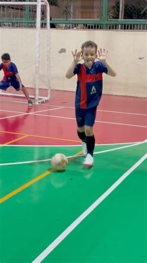 Drible com rolinho e chute de canhota! ⚽️ #futsal #sub7 #gol #MatheusGuerra #skills #football