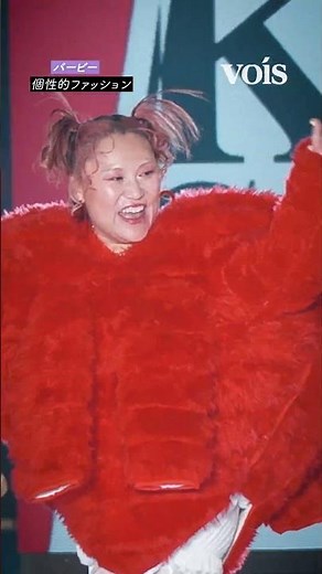 バービー、個性的ファッションでランウェイ 関コレ