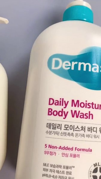 Derma B | Daily Moisture Body Oil | 99% Natural Argan & Sweet Almond Oil | Shower Oil for Dry Sensitive Skin | Light & Long-Lasting Hydration | Skin Body Care Oil with Peach Scent | 6.78 fl oz (200ml)