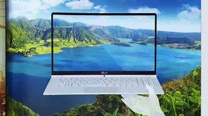 840gを実現した超軽量ノートPC。ベゼルもスリムで、よりコンパクトに。持ち運びもラクラク。USB Type-Cも搭載。⇒ http://amzn.to/2mvR605 #アマゾン #パソコンストア⇒ http://amzn.to/1l7ekWo | Amazon.co.jp (アマゾン)