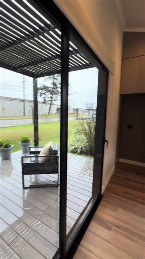 Nuestras casas vienen con todo instalado: desde electricidad hasta sanitarios, listas para que te mudes sin preocupaciones! En cuanto a los precios por metro cuadrado, ofrecemos Tres tipologías, pensadas para acompañar cada proyecto. SMART · USD 1.190 IVA DELUXE · USD 1.350 IVA PREMIUM · USD 1.590 IVA Diseño, calidad y confort en una propuesta que se adapta a vos. Elegí la tuya. Tu casa estará lista en solo 60 días. El flete y servicio de grúa para descarga e instalación, tienen costo adicional 