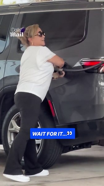 Stranger lends a hand in couple's moment of need