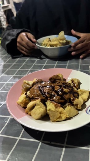 Batagor is a popular Indonesian street food from Bandung #indonesianfood #batagor