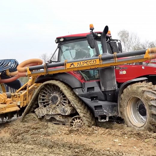OMG 🤨, it’s completely stuck in the clay! | Big Machines