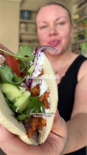 Jos et ole vielä höylännyt halloumia niin nyt on aika! Halloumikebab 1 Halloumijuusto Oliiviöljyä Juustokuminaa Paprikajauhetta Savupaprikajauhetta Suolaa Pippuria Leikkaa juusto ohuksi lastuiksi vaikka kuorimaveitsellä. Mausta yllä olevilla ja maista välillä. Minulla ei ole näihin määriä kun laitoin mutulla. Levitä halloumi leivinpaperilla vuoratulle pellille ja paista uunissa (180 astetta ja kiertoilma) noin 15 minuuttia, kunnes alkavat ruskistua ja muuttua hieman rapeaksi. Voit kääntää noin p