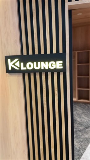 Rusutsu Resort Official on Instagram: "イーストセンターステーションでは「K-LOUNGE」も新装開店。より一層リラックスできる快適空間になりました。⁠ ⁠ フリードリンクをご用意しており、ブーツを脱いでゆったりと休憩のひと時を過ごせます。⁠ ⁠ K-Longeは、ハイランドロッジ、イーストセンターステーション、イゾラ2000の3か所あり、一般の方は、おとな2,000円、お子様1,500円でご利用可能です。⁠ （K-Winter Passのプレミアム、ゴールド会員の方は料金特典があります）⁠ ⁠⁠ At the East Center Station, the K-LOUNGE has reopened with a fresh new look — now an even more comfortable and relaxing space.⁠ ⁠ Enjoy complimentary drinks and a peaceful break where you can take off your boots and truly unwind.