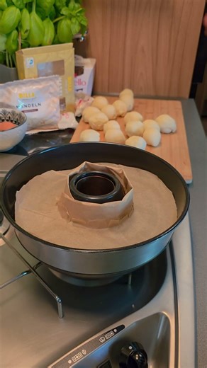 Hefekranz-Kugeln mit Raffaello & Rocher aus dem Omnia Campingbackofen | Camping Rezept