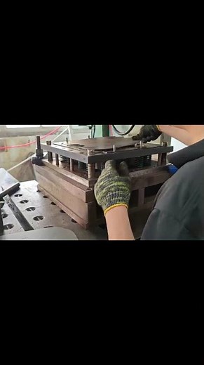 Forming process demonstration of the punch press ，metal processing and manufacturing