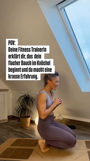 Wenn dein Knöchel unbeweglich ist, hat dein Bauch keine Chance, flach zu werden. War mir bis zu meinem eigenen Bänderriss im rechten Fuß selbst gar nicht so bewusst 🤯 Das Problem⬇️ Viele Frauen übersehen ihre Knöchel, bis Schmerzen oder Fehlhaltungen auftauchen oder durch Übertraining im Lauf ein Bänderriss und somit Blockade des Knöchels durch Wassereinlagerung. Der Knöchel ist das Fundament unserer gesamten Beinachse. Wenn er steif oder blockiert ist, kann sich die Kraft vom Boden nicht über 