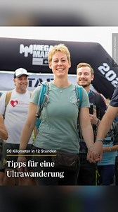 50 Kilometer in 12 Stunden wandern – das haben knapp 1500 Menschen in #Essen beim "Megamarsch #Ruhrgebiet bei Nacht" am Freitag, 25. Juli, gemacht. 🚶‍♂️🎒 🥾 Bei so einer #Ultrawanderung werden mehr Kilometer am Stück zurückgelegt als bei einer üblichen Tagestour. Tipps dazu, wie man so eine Strecke durchhalten kann, findet ihr im Video. Wie ihr am besten für so eine Ultrawanderung trainieren könnt, lest ihr im Artikel: https://rp-online.de/nrw/sport-und-freizeit/trend-ultrawandern-wieso-mensch