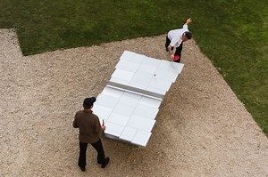 Cette table de ping-pong transforme chaque rebond en note grâce à des plaques d’aluminium 🏓🎶 Présentée à Design Miami/Paris 2025, la création de James de Wulf transforme chaque échange en mélodie grâce à des plaques d’aluminium accordées. Impossible de faire une fausse note : chaque rebond devient une vibration zen, entre gong et bol chantant. Plus d’infos en commentaire 👇 | Creapills