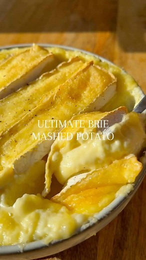 Ultimate brie mashed potatoes For episode 6 of Cosy Season Sides, we have the most luxurious mashed potato that exists… brie baked mashed potato! The epitome of indulgent, hearty comfort food. YUM 1 kg / 6 cups potatoes (weigh when peeled raw) 80g / 1/3 cup salted butter @allthingsbutter__ 160ml / 2/3 cup double/ heavy cream 1/2 tsp salt @maldonsalt 1/4 tsp black pepper 1/8 tsp garlic granules 1 tsp honey @rowsehoneyuk Peel, and cut your potatoes into quarters. Boil in a large saucepan for aroun