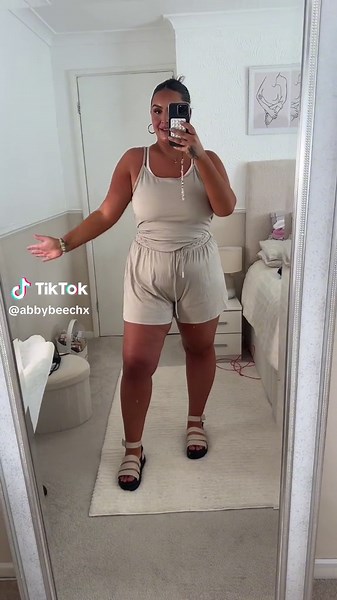 WEAR THE DAMN SHORTS GIRLS!! ✨ this gorgeous set is currently only £8!!!!! Its so perfect for this hot weather we have at the min! #yozy #shortloungeset #midsizeloungeset #plussizeloungeset #shortset #spotlight #summerootd #outfitoftheday #midsizeootd #spotlightclothes