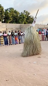 El ritual del Kumpo es una ceremonia tradicional del pueblo Diola (Jola) en el sur de Senegal y partes de Gambia. El Kumpo es una figura enmascarada cubierta de largas fibras de palma y representa un espíritu protector de la comunidad. #inspirationofafrica | Quim Fàbregas - Fotografía y Viajes.