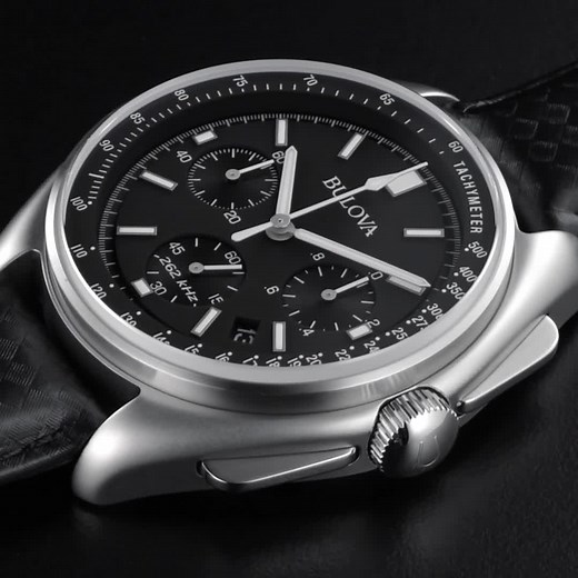 Lunar Pilot incarna i valori fondamentali di Bulova: innovazione, coraggio, e superamento delle sfide. Ogni dettaglio riflette l'impegno nel superare i limiti del possibile, celebrando così una tradizione di pionierismo e di realizzazioni straordinarie. | Bulova