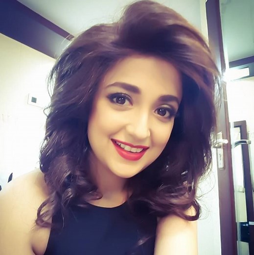 Monali Thakur Age, Height, Boyfriend, Husband, Family, Biography » StarsUnfolded