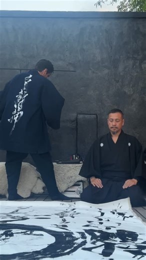 THE RADIANT WAY | INNER STABILITY & INTEGRATION on Instagram: "You’re watching the first thing I saw during Art Week 2025 here in Mexico City — and it took my breath away. A 16th-generation Samurai, @thezensamurai, creating Japanese calligraphy live, moving ink like a blade. 16th. Generation. Set to improvised and equally alive Spanish guitar by @janiwa.music. Total co-creation and channeled focus. Each stroke final. No revisions. No perfection. Only precision, breath, presence. As I learned, in