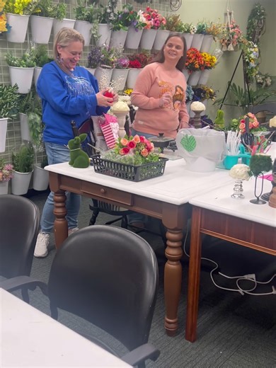 Look at those cute bunny arrangements!! Jackie and Aprille are return customers to The DIY Studio and they are turning into quite the pros 💕 While they were hanging out, catching up and crafting they planned their joint DIY birthday party taking place next month…I got the DIY and balloons and they are bringing the snacks and drinks 🧀 🍹 🤣 Whether it’s a relaxing evening with a good friend catching up to a fuss and hassle free party where every guest leaves with a present too 🤣 Check out the 