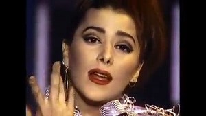 Alejandra Guzmán - Hacer El Amor Con Otro Letra: Amanecer con él A mi costado no es igual que estar contigo No es que esté mal, ni hablar Pero le falta madurar, es casi un niño Blanco como el yogurt Sin ese toro que tu llevas en el pecho Fragilidad de flor Nada que ver con mi perverso favorito Sin tus uñas arañándome la espalda Sin tus manos que me estrujan todo cambia Sin tu lengua envenenado mi garganta Sin tus dientes que torturan y endulzan yo no siento nada Hacer el amor con otro, no no no 