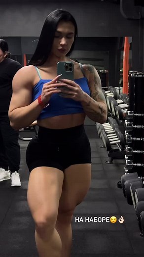 #girlswholift #strongerthanyou #fitness #strongwomen #femalemuscle #quads #biceps #shoulders