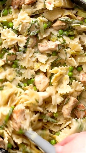 New obsession! Super high protein, One-Pot, Creamy Chicken Pasta Primavera made with lean chicken breast, spring veggies, and a light cream sauce with 30 grams per serving! | Skinnytaste